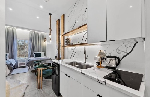 Monroe Apartment | Cozy Modern Studio Near Lake Porch & Fire Pit
