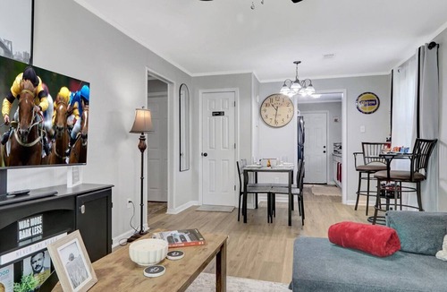 Pine Bluff House | Cozy Retreat: EV Charger, Fire Pit, Large Yard, Outdoor Movie Projector