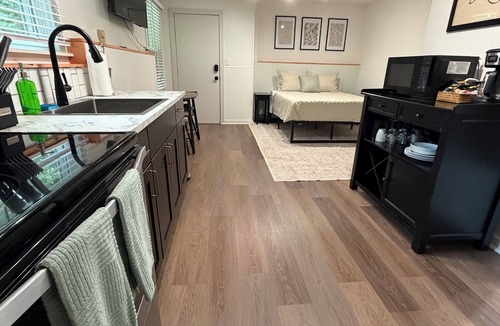 Gansevoort Apartment | Cozy Saratoga Studio Retreat - Travel Nurses, Traveling professionals, Students