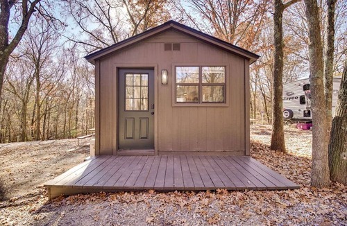 Gentry Cabin | Cozy Studio Retreat with Scenic 5-Acre Views, Near City Lake & Cherokee Casino in Gentry, Arkansas