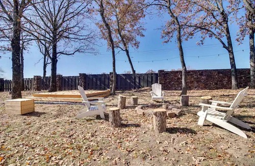 Gentry Cabin | Cozy Studio Retreat with Scenic 5-Acre Views, Near City Lake & Cherokee Casino in Gentry, Arkansas
