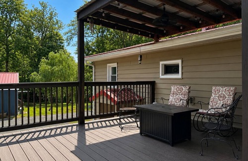 Roseland Cottage | Creekfront Cabin Fire Pit Fenced Yard Near Crabtree Falls