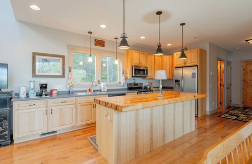 North Fork House | Creekside Mountain Home Near Hungry Mother | King Suite