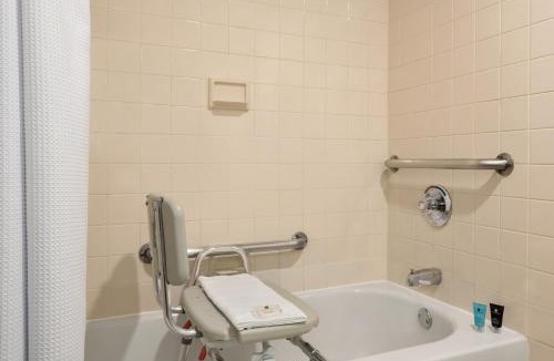 Englewood Hotel | Crowne Plaza Englewood by IHG