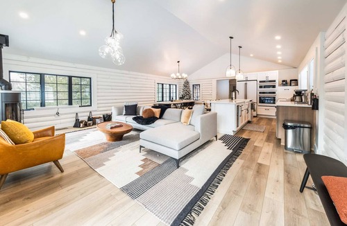 Warwick House | Custom Log Cabin, Hot Tub, Fire Pit & Wood Stove
