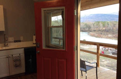 Nashoba Cabin | Cute Cottage River Front! Hot Tub , Four Twin Beds Friend Retreat!