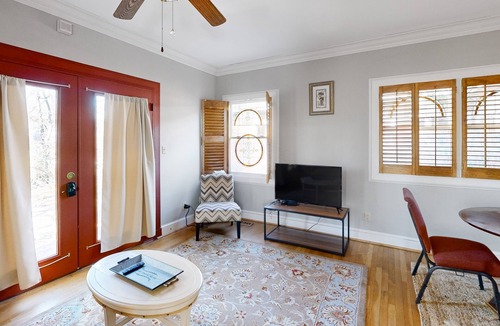Westside House | Cute studio cottage with central AC and private W/D