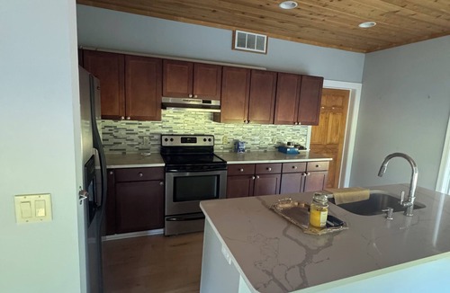 Kauneonga Lake House | Delightful 2 bedroom house with AC in Kauneonga Lake. Lake front property