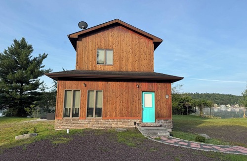 Kauneonga Lake House | Delightful 2 bedroom house with AC in Kauneonga Lake. Lake front property