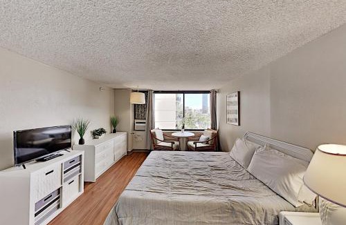 McCully - Moiliili Apartment | Delightful Hawaiian Monarch Studio
