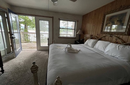 Mount Ida Cottage | Delightful Lake Cottage with Tennis Court, Pool and Views in Mount Ida, Arkansas