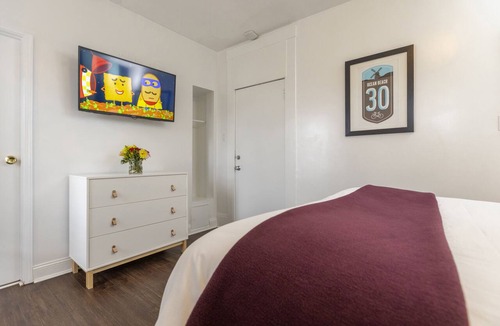 Civic Center Hotel | Deluxe Queen Room with View and Ensuite Bath