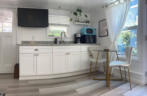 East End Cottage | Detached Studio cottage w/private Patio Garden &BBQ in Alameda -Oakland Airport