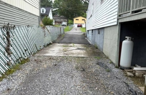 Bluewell House | Dirtman Digs is a Spacious 4-bedroom house in welcoming Bluefield with AC