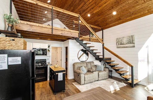 Newnata Cabin | Dogwood Den Treehouse Cabin in Shirley, AR at Greers Ferry Lake