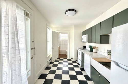 Brunswick Apartment | Downtown Brunswick 1st FL Sun Drenched With Porch