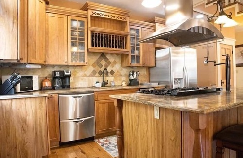Eureka Springs Historic District House | Downtown House w/Parking! On Spring St, Hot Tub!