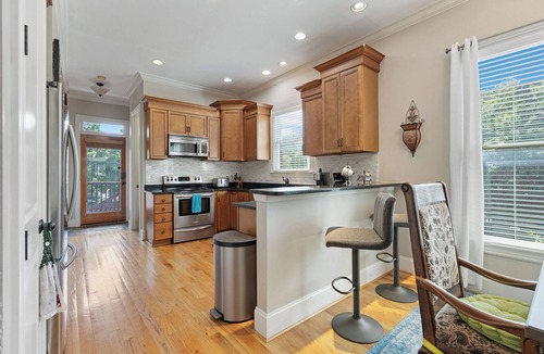 Hope Gardens House | Downtown Luxury – Walk to Broadway – Separate Sleeping Spaces for 12 Guests