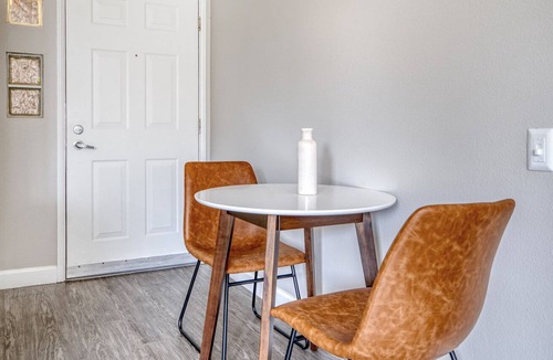 Emeryville Apartment | Dreamy Emeryville 1BR w/ Gym, Pool, Parking, 15 min to SF, by Blueground
