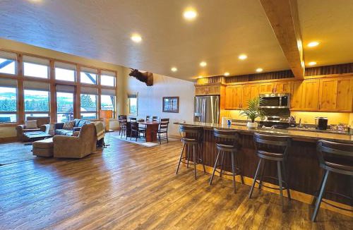 Bigfork House | Eagle Bend Townhome w King Suites & Amazing Views