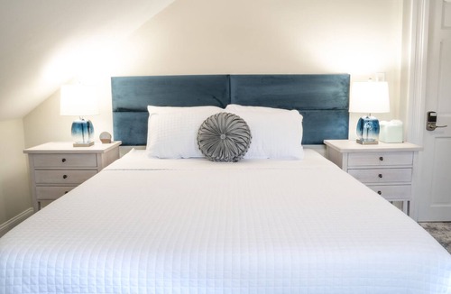 Hampton Hotel | Elegant and comfortable queen room at the beach!