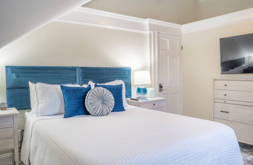 Hampton Hotel | Elegant and comfortable queen room at the beach!
