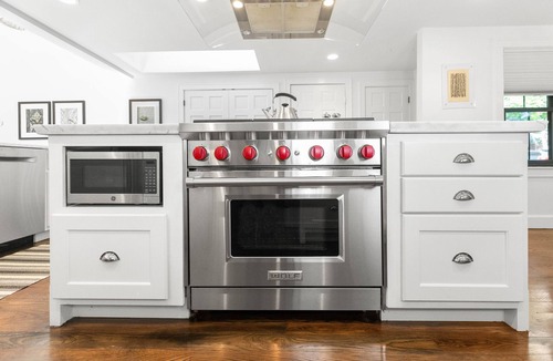 Andover House | Elegant Downtown Retreat 5 Bedrooms & First Floor Primary Suite