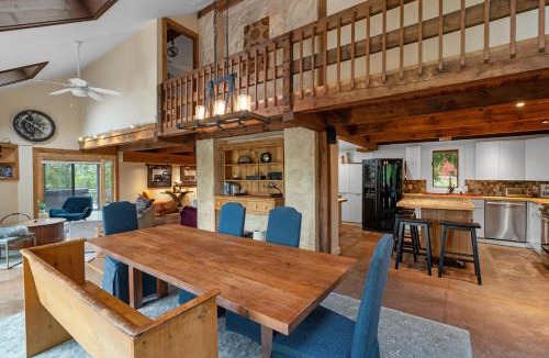 Lagrangeville House | ESKape Manor - Great Views Hot Tub & Fun Amenities
