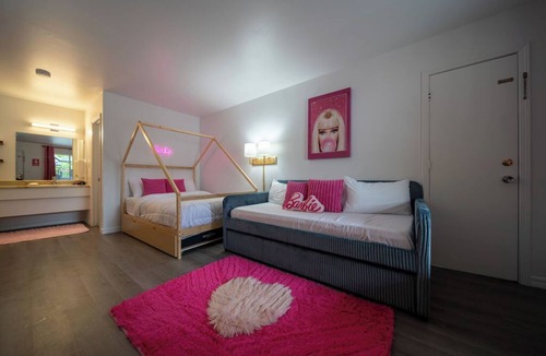 Eureka Springs Historic District Resort | Everything is better in PINK!