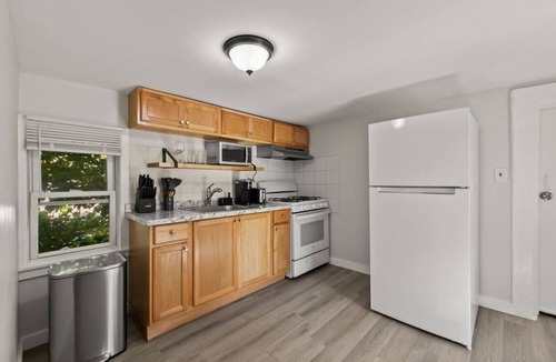Spring Valley House | Extended Stay 4BR Home | Sleeps 8 | WiFi & Kitchen