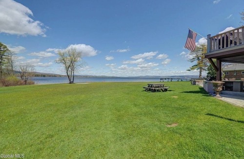 Mayfield House | Fabulous 3 bedroom house on the Sacandaga Lake with AC in charming Mayfield