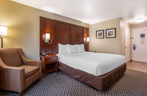 Fairfield Hotel | Fairfield King Studio w/Breakfast, Pool & Gym