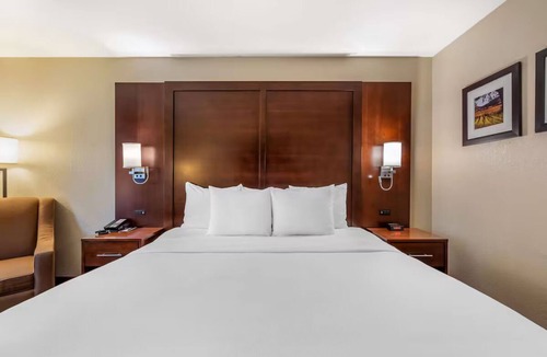 Fairfield Hotel | Fairfield King Studio w/Breakfast, Pool & Gym