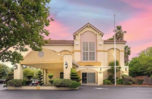 Fairfield Hotel | Fairfield King Studio w/Breakfast, Pool & Gym