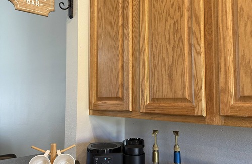Broken Arrow House | Family-friendly 3BR with a fun 90s themed game room, fenced yard & grill