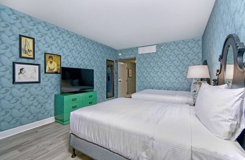 Downtown San Francisco Hotel | Family-Friendly Unit with Pool Access & Free Breakfast Near SoMa, San Francisco