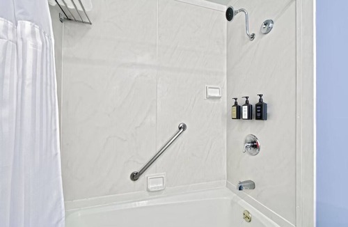 Downtown San Francisco Hotel | Family-Friendly Unit with Pool Access & Free Breakfast Near SoMa, San Francisco