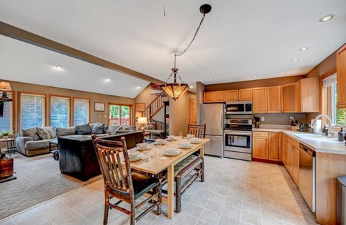 Albrightsville Ski Chalet | Family & Pet Retreat-2 Amazing Game Rooms-FencedYd-Pool-Beach-JimThorpe-Speedway