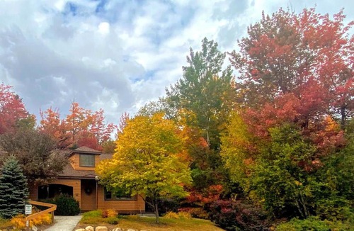 Carroll House | FC14 Slopeside Bretton Woods cottage with AC large patio and private yard Walk to slopes
