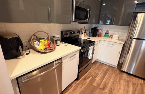 Sandy Springs Apartment | Feel at home in our 2 Bed 2 Bathroom, pool view, game room, palace in Atlanta.