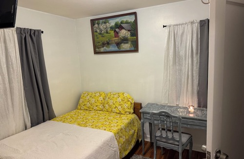 Saddle Brook House | FEMALES ONLY Quite safe neighborhood near NYC, transportation & mall