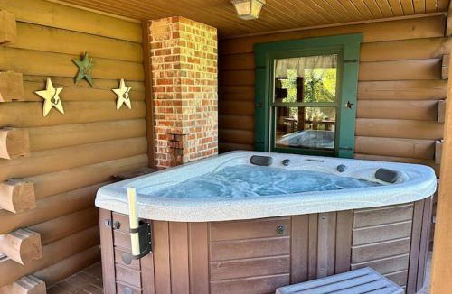 Middletown House | Forest Tree Log Cabin