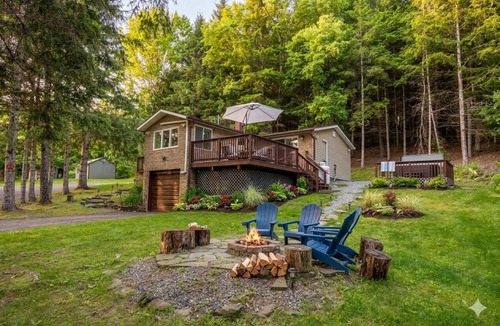 Fleischmanns House | Free 50 Amp EV Charger Modern New, HotTub, A/C, Webber Grill, 2 Decks, FirePit