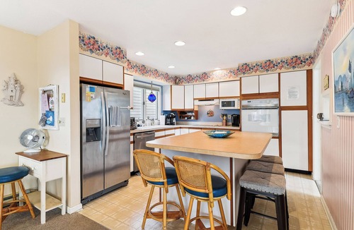 Bethany Beach House | FREE ACTIVITIES INCLUDED! Great vacation home is just perfect for family get-togethers! Spacious floor plan offers 8 bedrooms with 6 full baths