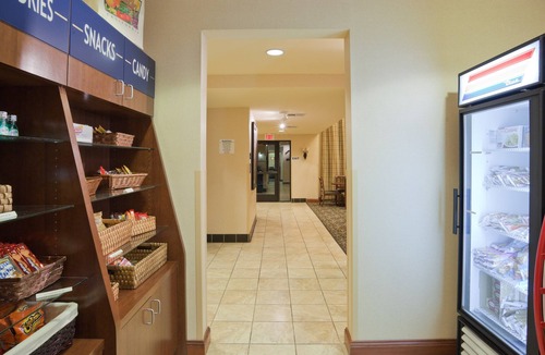 Fairfield Condo | Free Breakfast. Pool & Hot Tub. Close to Napa Valley Wine Country.