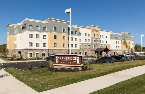 Newark Condo | Free Breakfast. Pool. Shared BBQ. King Suite. 30 Min to Oakland Zoo!