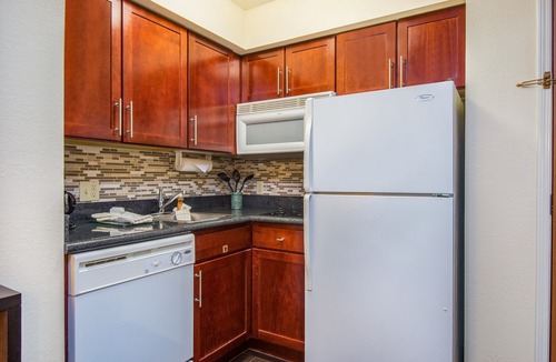 East Texas Apartment | Free Breakfast! Studio with Pool Access. Near Lehigh Valley International Airport