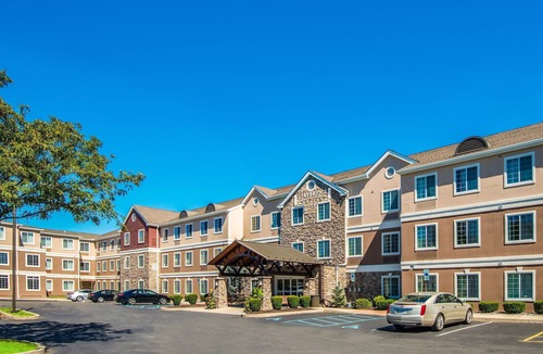 East Texas Apartment | Free Breakfast! Studio with Pool Access. Near Lehigh Valley International Airport