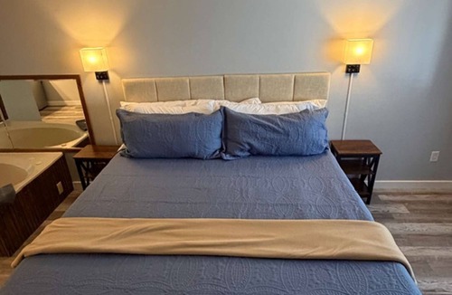 Eureka Springs Historic District Hotel | Freshly remodeled 205 King Jacuzzi Suite