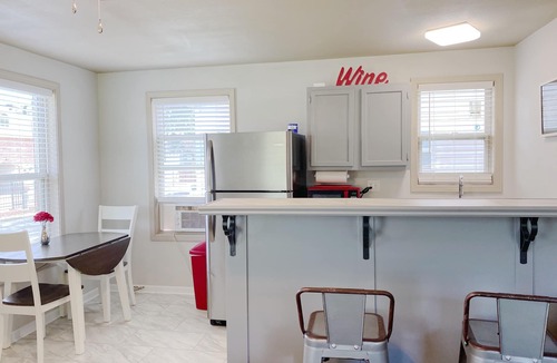 Lakeland House | Furnished Red Studio central location near restaurants, Lake & shopping